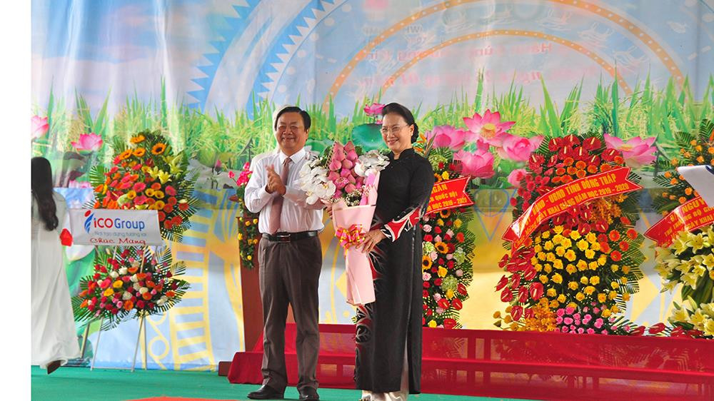 Chủ tịch Quốc hội đánh trống khai giảng năm học mới ở Đồng Tháp ảnh 7