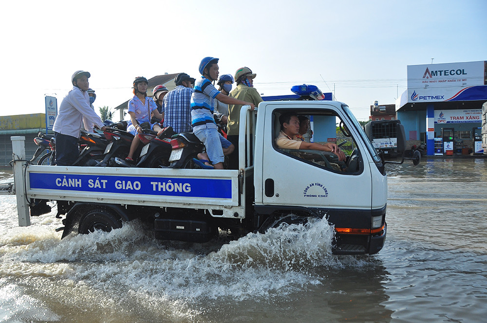 Dân miền Tây khổ sở vật lộn với triều cường ảnh 11