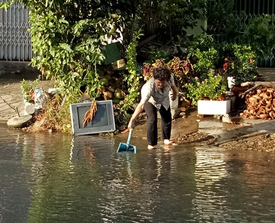 Đường biến thành sông, dân miền Tây 'bì bõm' đi lại ảnh 8