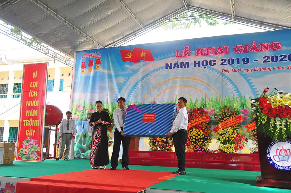 Chủ tịch Quốc hội đánh trống khai giảng năm học mới ở Đồng Tháp ảnh 8