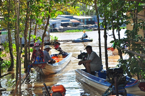 Học sinh băng sông trong mùa lũ tới trường khai giảng ảnh 8