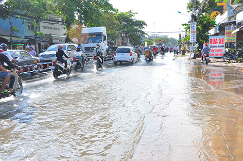 Đường biến thành sông, dân miền Tây 'bì bõm' đi lại ảnh 3
