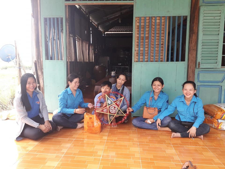 Đoàn viên thanh niên rửa xe gây quỹ tặng quà trung thu cho trẻ em khuyết tật ảnh 4