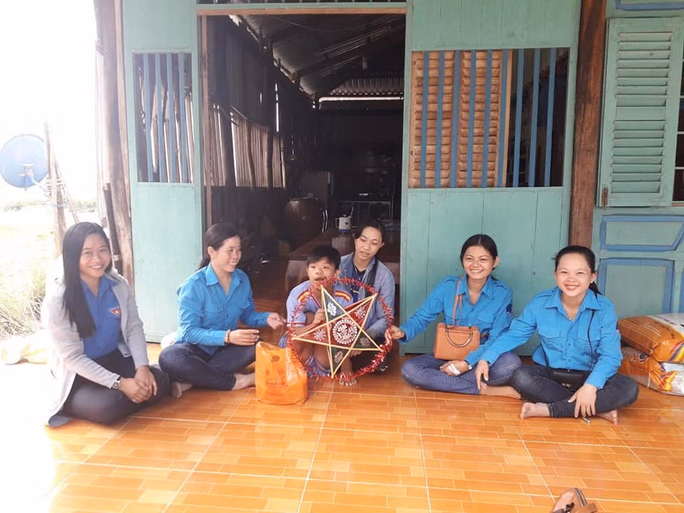Đoàn viên thanh niên rửa xe gây quỹ tặng quà trung thu cho trẻ em khuyết tật ảnh 4