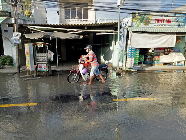 Đường biến thành sông, dân miền Tây 'bì bõm' đi lại ảnh 7