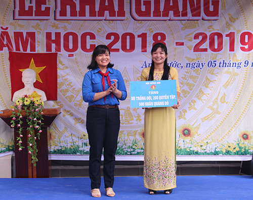 Bí thư Trung ương Đoàn tặng học bổng cho học sinh Vĩnh Long ảnh 3