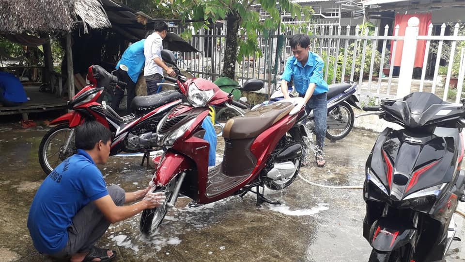Đoàn viên thanh niên rửa xe gây quỹ tặng quà trung thu cho trẻ em khuyết tật ảnh 2