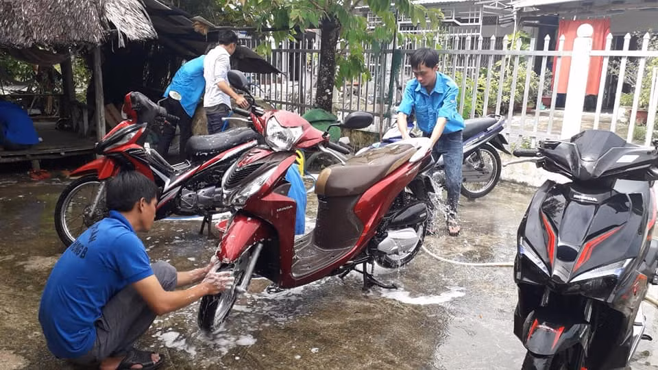 Đoàn viên thanh niên rửa xe gây quỹ tặng quà trung thu cho trẻ em khuyết tật ảnh 2