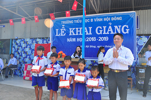 Học sinh băng sông trong mùa lũ tới trường khai giảng ảnh 6