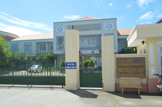 Mưa trắng trời, các bác sỹ tương lai che ô rước học sinh vào phòng thi ảnh 13