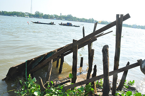 Hơn 50 người hỗ trợ dời nhà dân sau khi bờ sông Hậu sạt lở liên tiếp ảnh 2