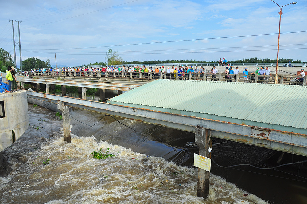 An Giang xả lũ đón phù sa từ thượng nguồn, dân hò reo phấn khởi ảnh 7