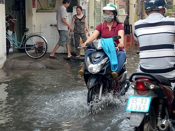 Triều cường lên cao, dân Cần Thơ bì bõm trong nước ảnh 3