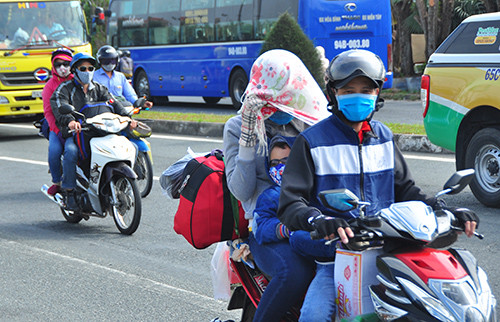 Người dân Miền Tây lỉnh kỉnh chở đồ về quê đón Tết ảnh 4