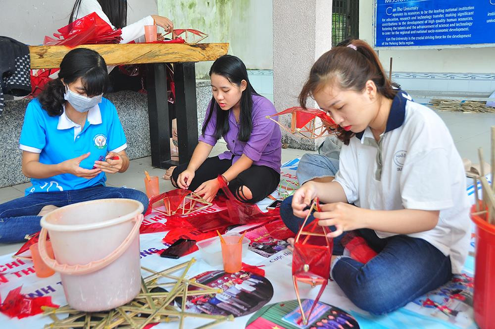 Sinh viên Cần Thơ làm lồng đèn tặng trẻ em vùng sâu vui Trung thu ảnh 2