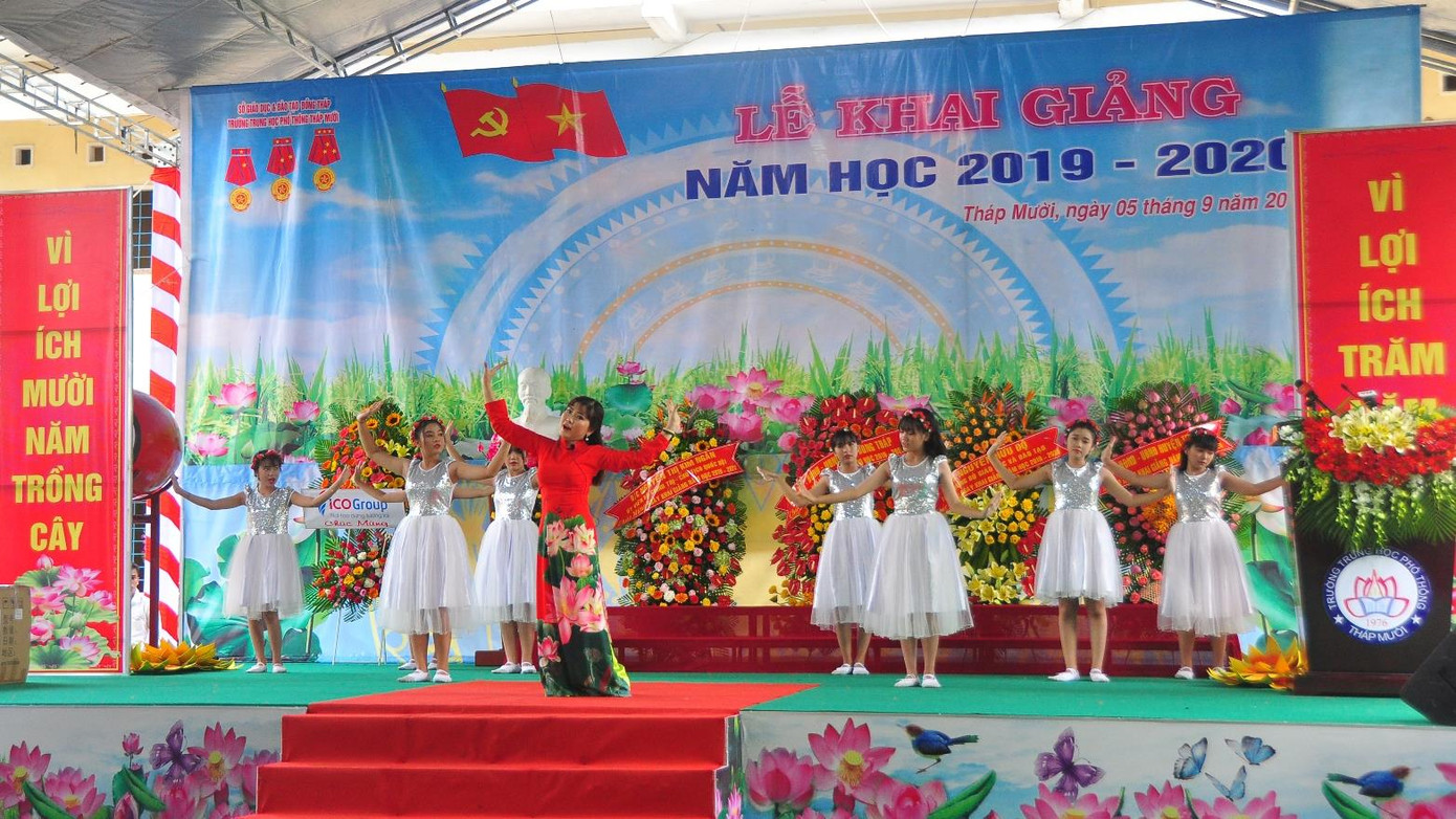 Chủ tịch Quốc hội đánh trống khai giảng năm học mới ở Đồng Tháp ảnh 3