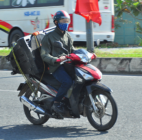 Người dân Miền Tây lỉnh kỉnh chở đồ về quê đón Tết ảnh 5