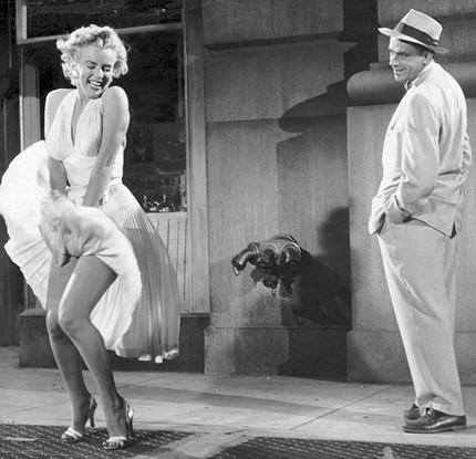 Hình ảnh nổi tiếng của Marilyn Monroe (trái) trong bộ phim The Seven Year Itch (năm 1955)