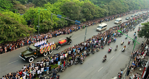 Linh xa qua phố Kim Mã