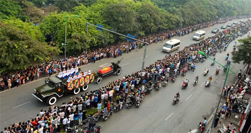 Linh xa qua phố Kim Mã