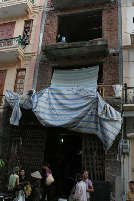 Mặt trước ngôi nhà sập mái vỉa bê tông