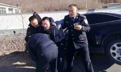 Lao xe trước trường tiểu học, hơn 20 người thương vong ảnh 1