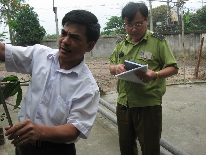 Đội Quản lý thị trường kiểm tra xăng tại cây xăng Yến Huân. đội Quản lý thị trường kiểm tra xăng tại cây xăng Yến Huân