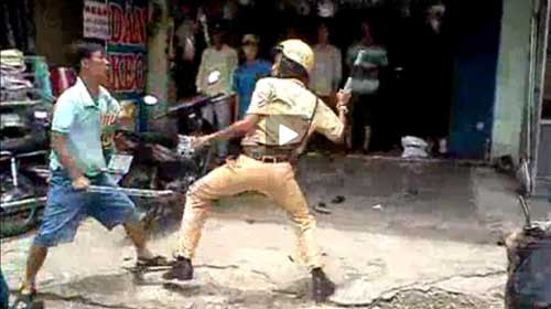 Cảnh xô xát giữa trung úy cảnh sát cơ động Trần Đại Phúc (trái) và thượng sĩ CSGT Văn Thành Luân trong video clip - Ảnh cắt từ clip. Cảnh xô xát giữa trung úy cảnh sát cơ động Trần Đại Phúc (trái) và thượng sĩ CSGT Văn Thành Luân trong video clip - Ảnh cắt từ clip