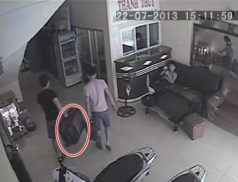 Và mang theo một chiêc vali khá to. Và mang theo một chiêc vali khá to