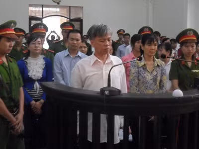 Những người bị truy tố đứng trước vành móng ngựa. Những người bị truy tố đứng trước vành móng ngựa