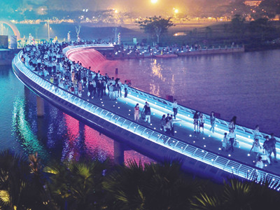 Hồ Bán Nguyệt và cầu Ánh Sao sẽ là địa điểm yêu thích của nhiều đôi bạn trẻ TPHCM trong Lễ tình nhân năm nay Ảnh: Lê Quang Minh