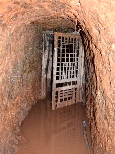 Cửa sắt kiên cố để ngăn chặn người ngoài xâm nhập địa đạo