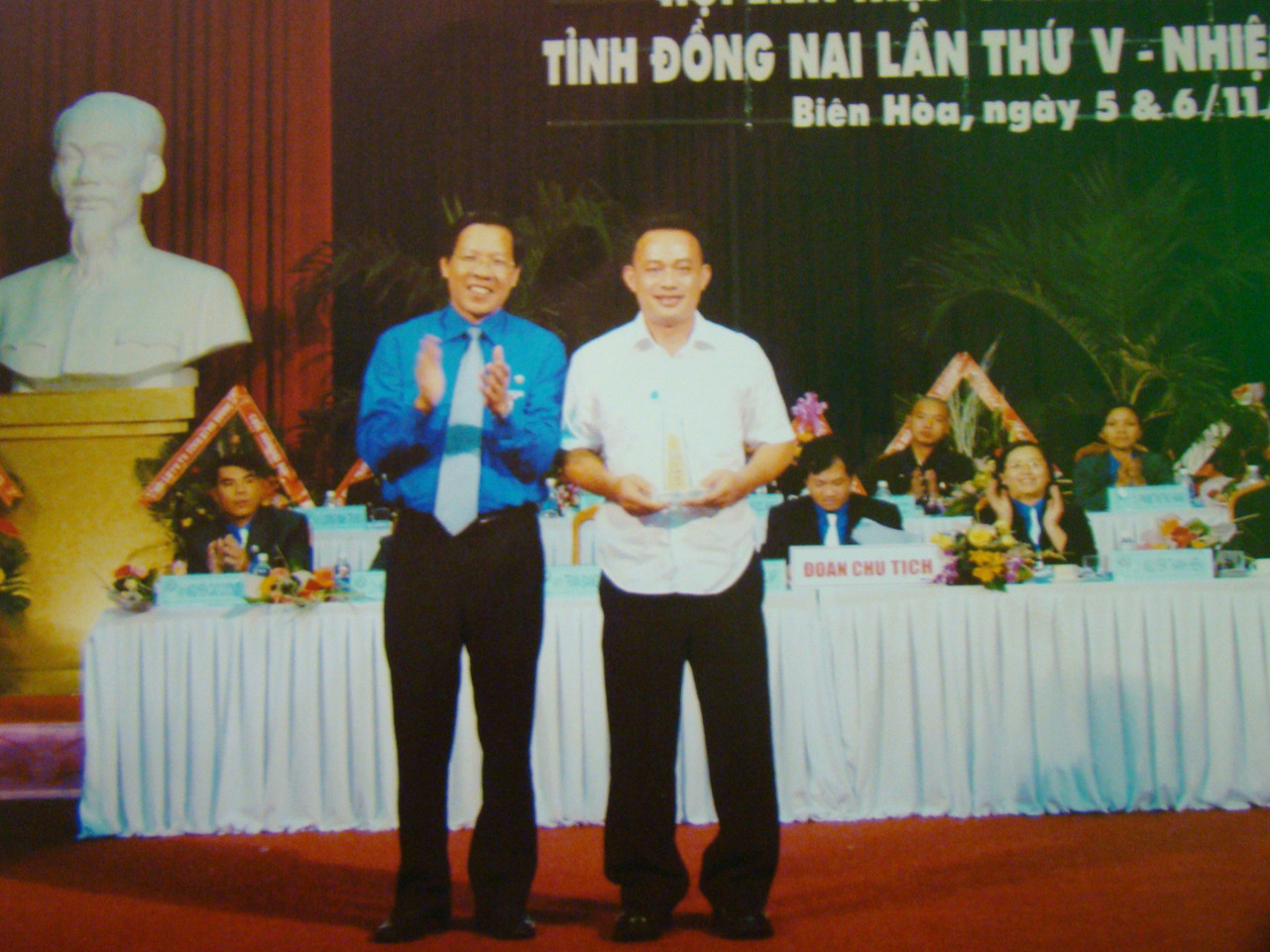 Bảo Ngọc (phải) nhận Giải thưởng 15-10 của T.Ư Hội LHTN Việt Nam. Bảo Ngọc (phải) nhận Giải thưởng 15-10 của T.Ư Hội LHTN Việt Nam