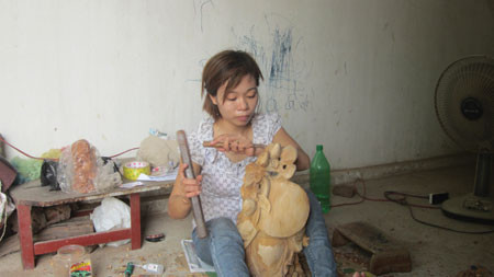 Một nữ điêu khắc đang chăm chút sản phẩm của mình. Một nữ điêu khắc đang chăm chút sản phẩm của mình