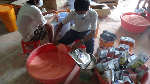 Công nhân Công ty TNHH Oni đang đóng gói sản phẩm. Ảnh: Hoài Nam (Thanh Niên). Công nhân Công ty TNHH Oni đang đóng gói sản phẩm. Ảnh: Hoài Nam (Thanh Niên)