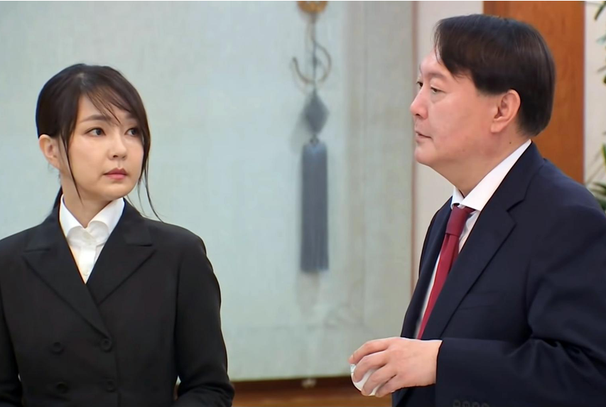 Ứng viên Yoon Suk-yeol và vợ Kim Keon-hee. (Ảnh: MBN) Ứng viên Yoon Suk-yeol và vợ Kim Keon-hee. (Ảnh: MBN)