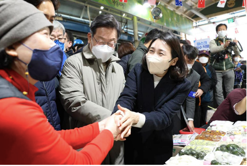 Ứng viên Lee Jae-myung (giữa) và vợ Kim Hye-gyeong trong một chiến dịch vận động cử tri. (Ảnh: FB) Ứng viên Lee Jae-myung (giữa) và vợ Kim Hye-gyeong trong một chiến dịch vận động cử tri. (Ảnh: FB)