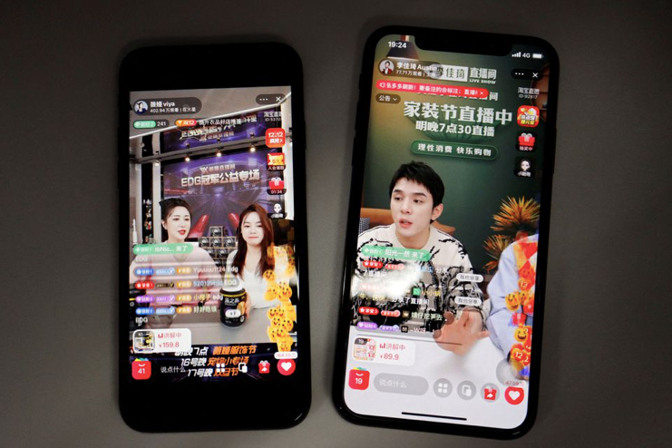 Những livestreamer (người bán hàng trực tiếp trên mạng) đang trở thành đích ngắm tiếp theo của chính quyền Trung Quốc. (Ảnh: Reuters)