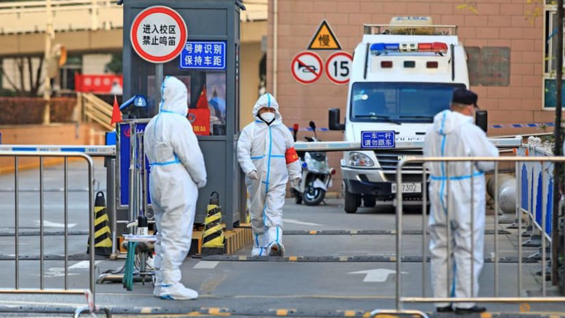 Các nhân viên y tế đứng trước cổng vào một khu dân cư bị phong toả ở TP Tây An, Trung Quốc. (Ảnh: China Daily) Các nhân viên y tế đứng trước cổng vào một khu dân cư bị phong toả ở TP Tây An, Trung Quốc. (Ảnh: China Daily)