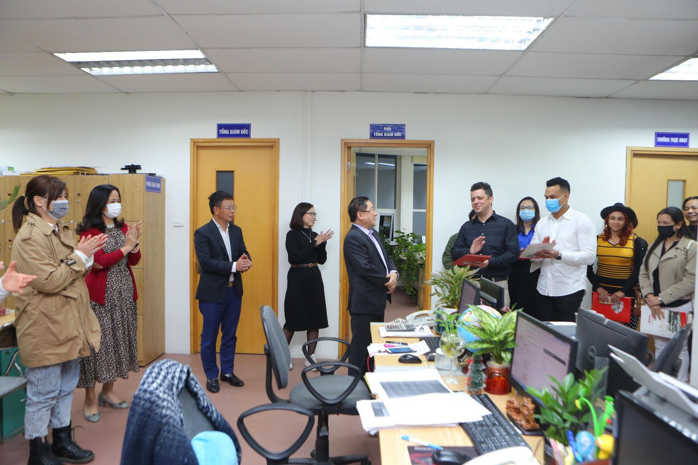 Đoàn thanh niên Cuba thăm phòng làm việc của Công ty Tiền Phong. (Ảnh: Trọng Tài)