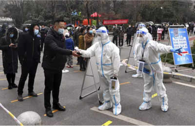 Người dân xếp hàng xét nghiệm COVID-19 ở TP Tây An. (Ảnh: Xinhua)