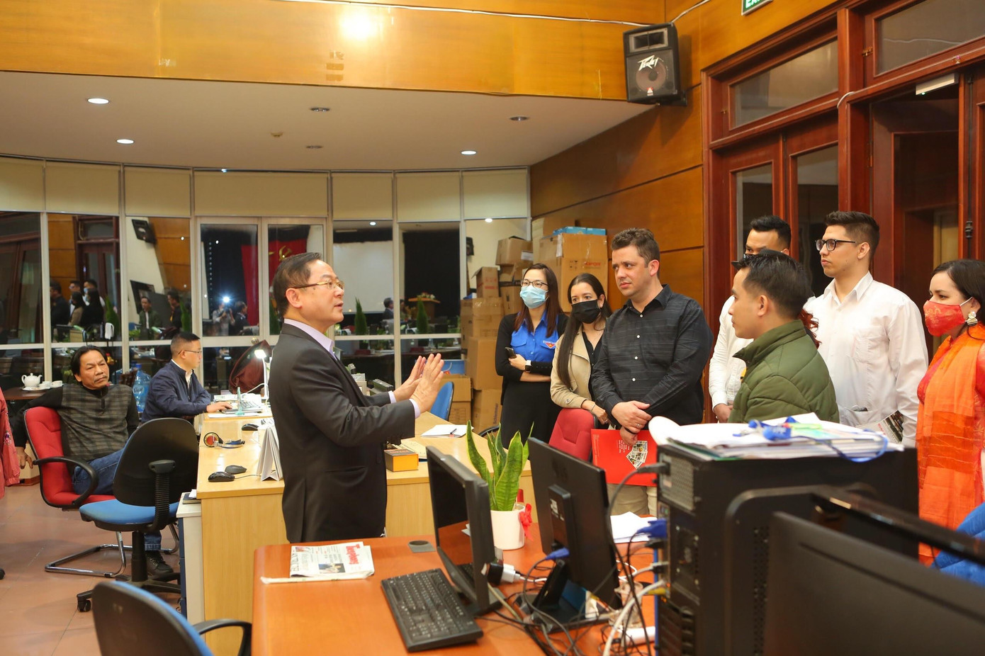 Đoàn thanh niên Cuba thăm phòng làm việc của các phóng viên và cán bộ báo Tiền Phong. (Ảnh: Trọng Tài)