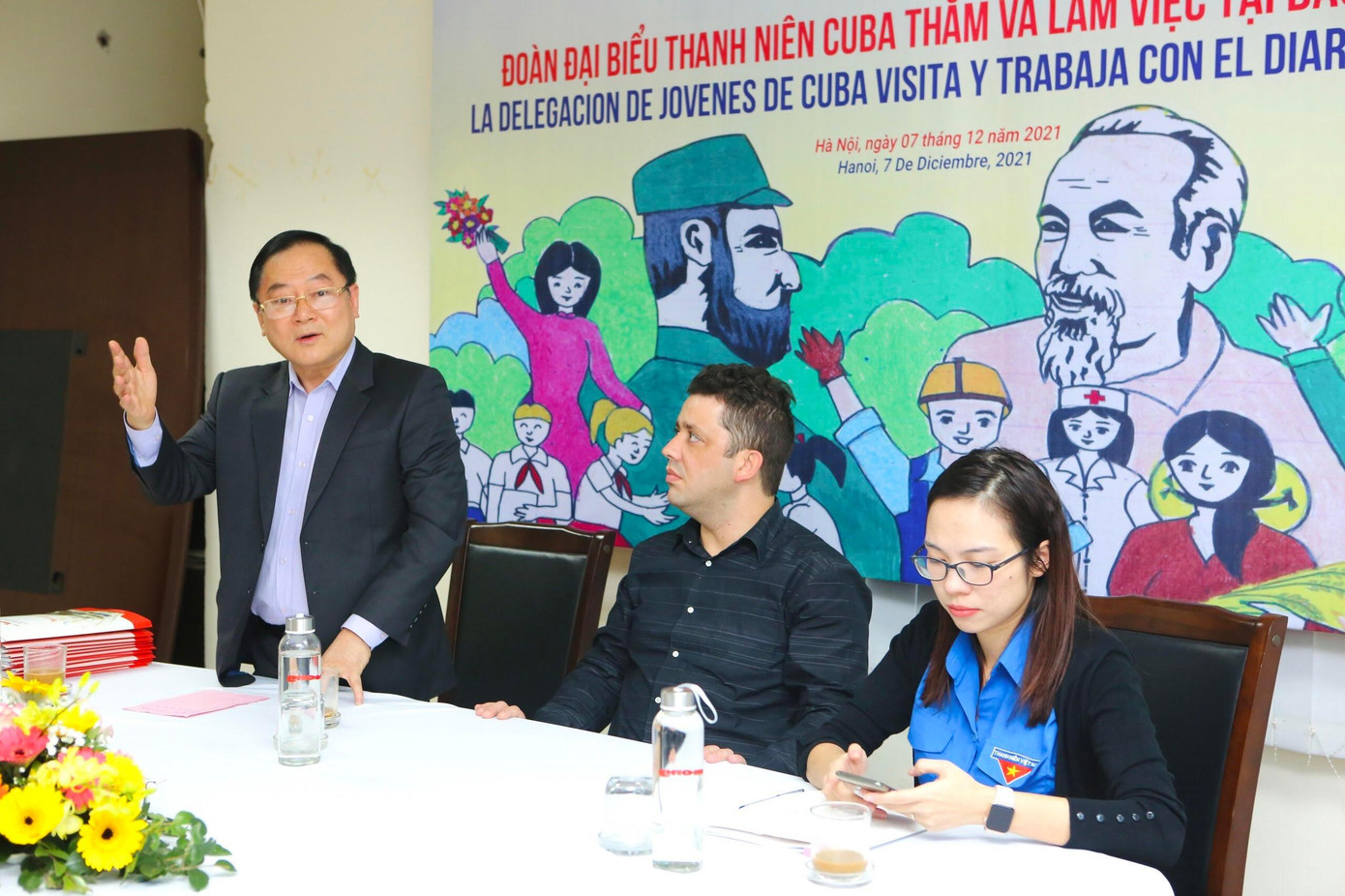 Nhà báo Lê Xuân Sơn - Tổng biên tập báo Tiền Phong, giới thiệu về lịch sử 68 năm hình thành và phát triển của cơ quan báo Tiền Phong với đoàn thanh niên Cuba. (Ảnh: Trọng Tài)