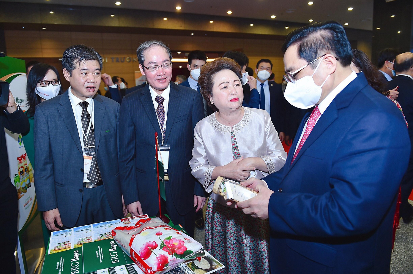Thủ tướng Phạm Minh Chính thăm gian hàng của doanh nghiệp Việt Nam bên lề hội nghị. (Ảnh: Như Ý) Thủ tướng Phạm Minh Chính thăm gian hàng của doanh nghiệp Việt Nam bên lề hội nghị. (Ảnh: Như Ý)