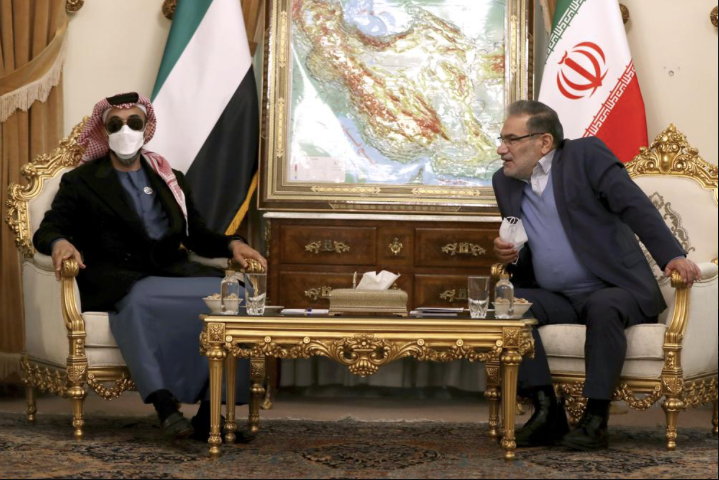 Thư ký Hội đồng An ninh quốc gia tối cao Iran Ali Shamkhani (phải) tiếp Cố vấn An ninh quốc gia UAE Sheikh Tahnoon bin Zayed Al Nahyan ngày 6/12. (Ảnh: AP)