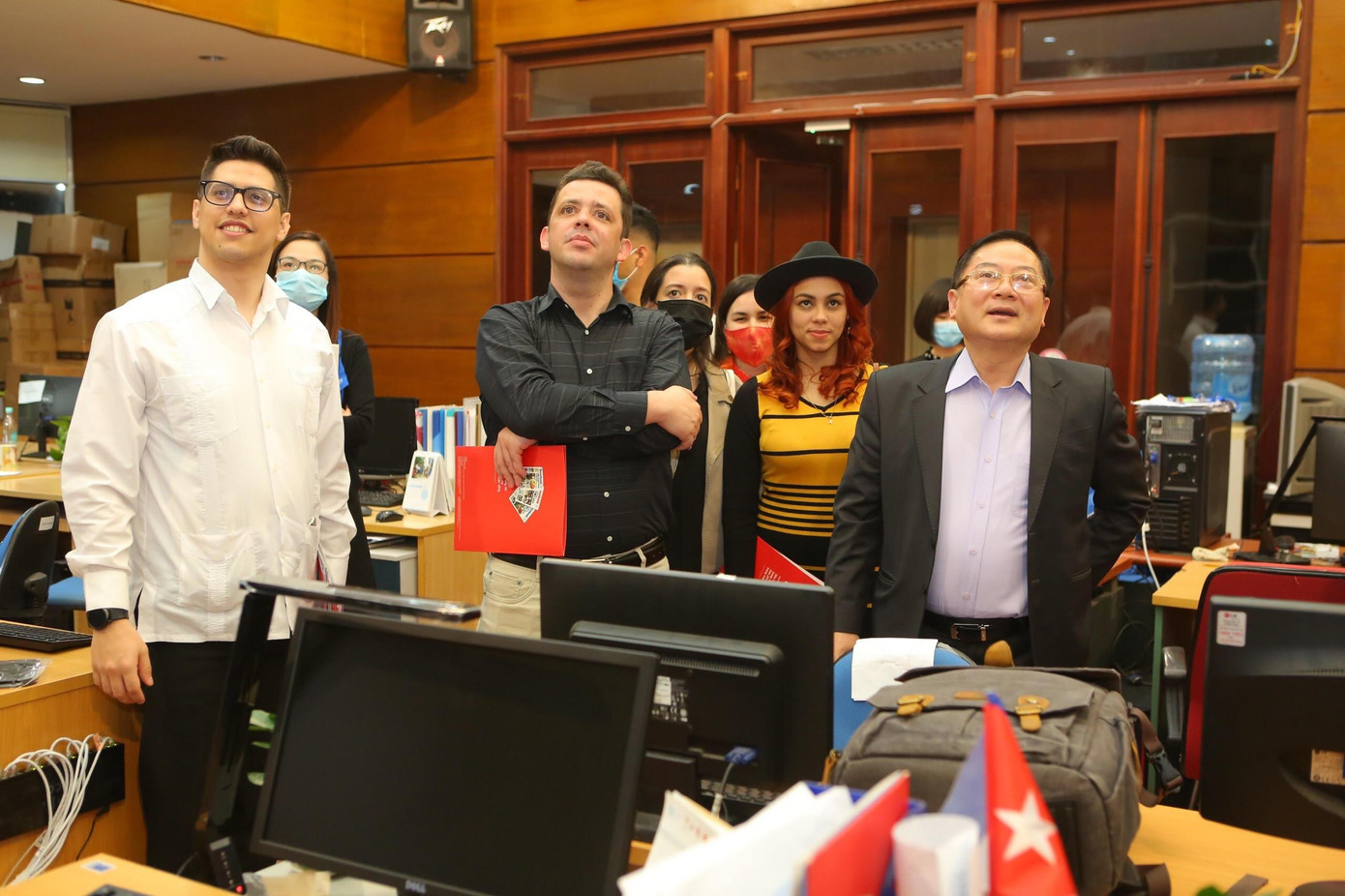 Đoàn thanh niên Cuba rất quan tâm đến mô hình hoạt động của báo Tiền Phong. (Ảnh: Trọng Tài)