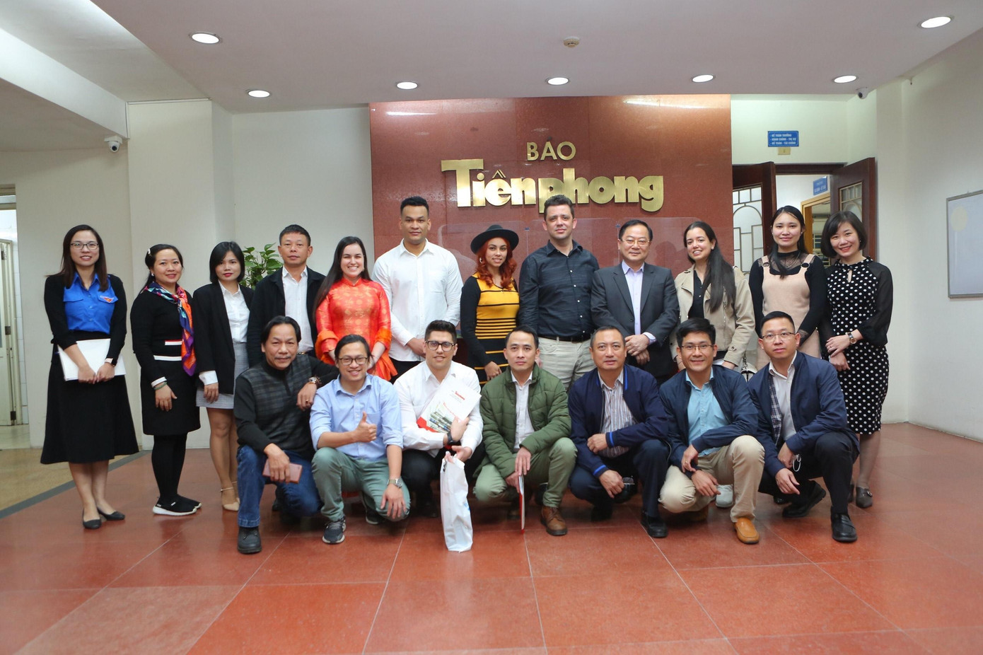 Đoàn thanh niên Cuba chụp ảnh lưu niệm với các lãnh đạo và phóng viên báo Tiền Phong. (Ảnh: Trọng Tài)