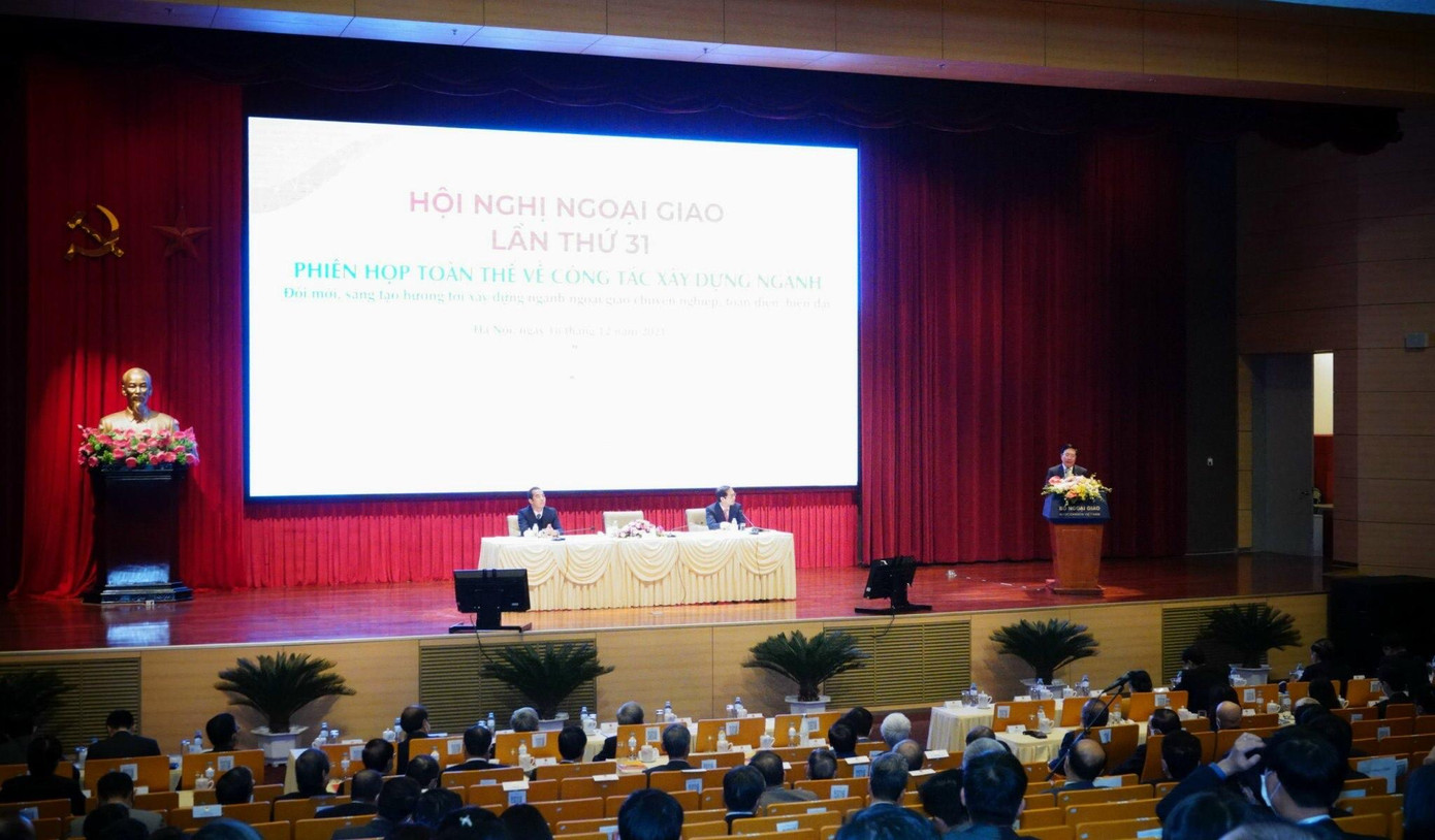 Các cán bộ ngoại giao tham dự phiên họp. (Ảnh: Như Ý)