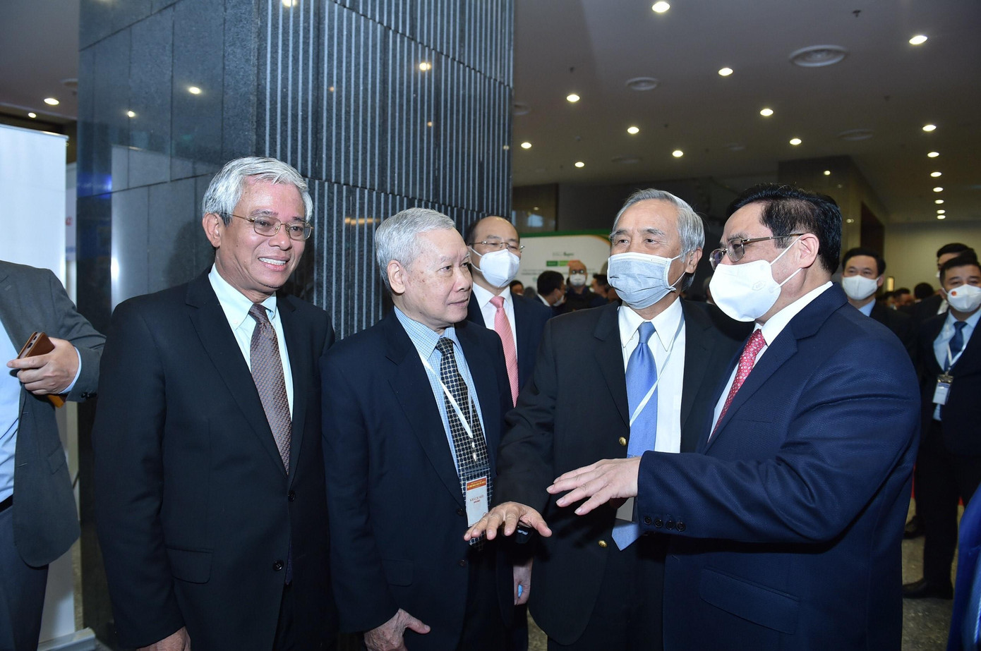 Thủ tướng Phạm Minh Chính trò chuyện với các cán bộ ngoại giao. (Ảnh: Như Ý) Thủ tướng Phạm Minh Chính trò chuyện với các cán bộ ngoại giao. (Ảnh: Như Ý)