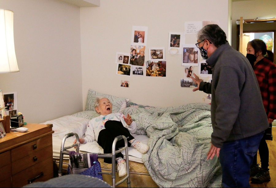 10. Cụ Yoshia Uomoto, 98 tuổi, không giấu nổi cảm xúc vui mừng và ngỡ ngàng khi cháu trai Gail Yamada bất ngờ đến thăm cụ ngày 30/3, sau 1 năm cách xa vì COVID-19. Cụ Mark Uomoto sống tại một cơ sở dưỡng lão ở Seattle, Mỹ. (Ảnh: Reuters)